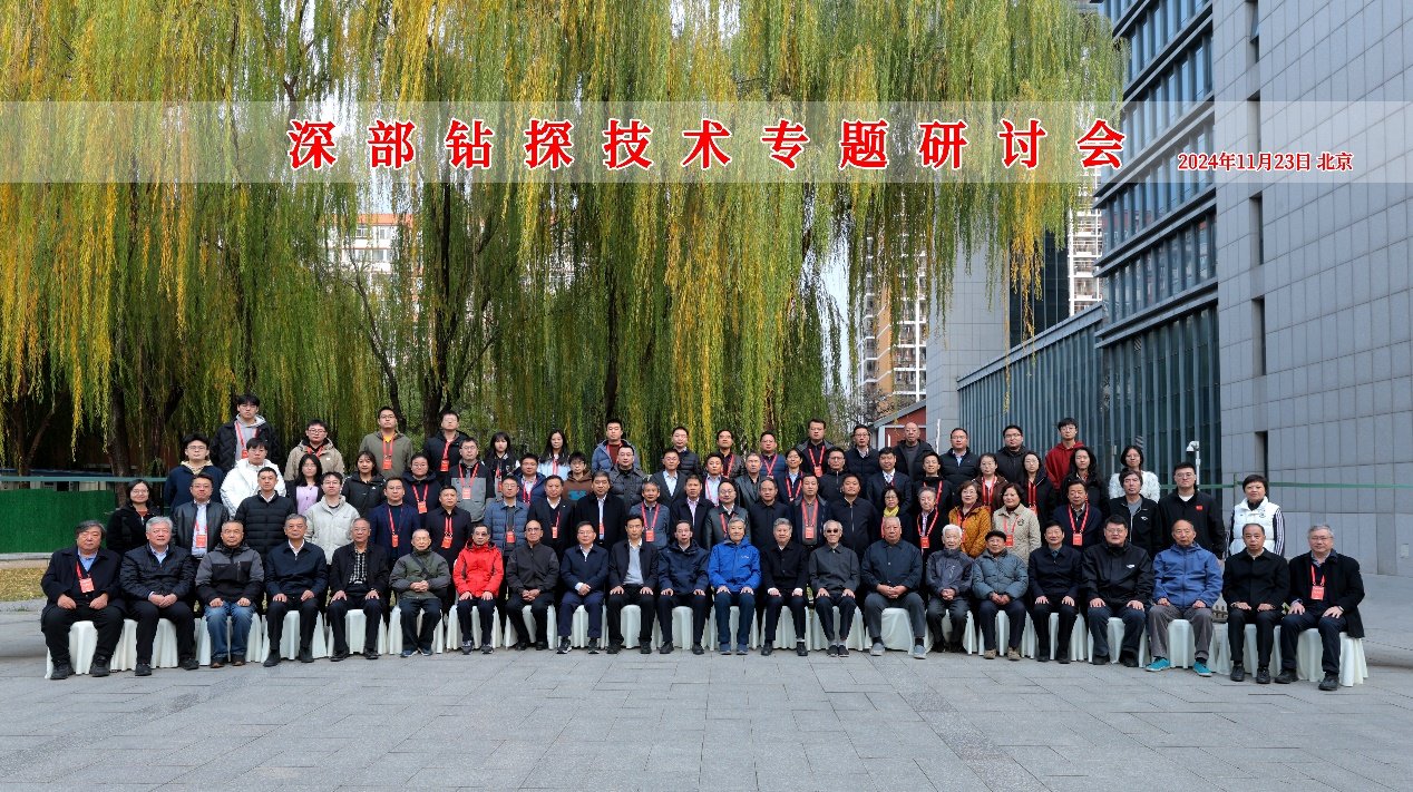 国内首台套自动化全液压坑道...